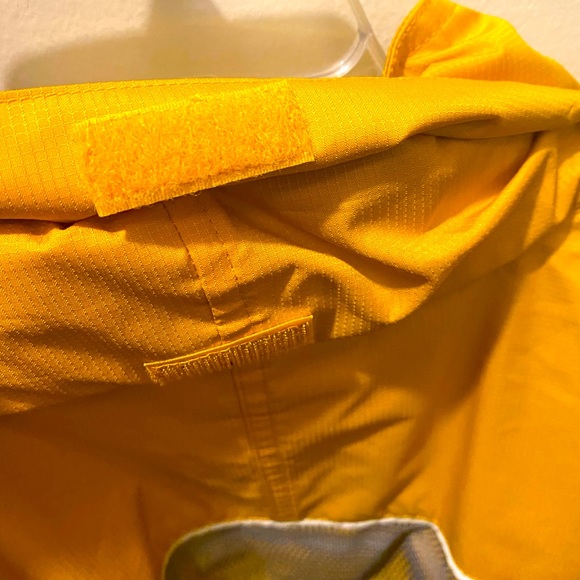 🛑Sold Reebok~Mens lightweight gym jacket, 💛💙 with white trim front zipper - Picture 9 of 11